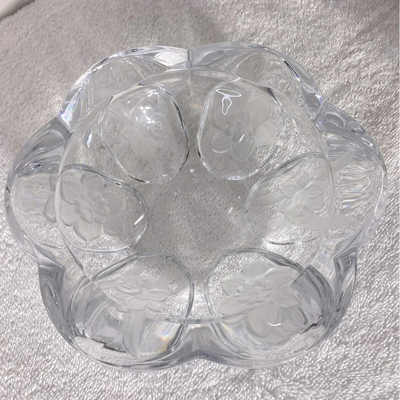 Vintage Round Clear Cut Glass With Frosted Textured Flowers Ashtray Trinket Dish - Picture 13 of 16